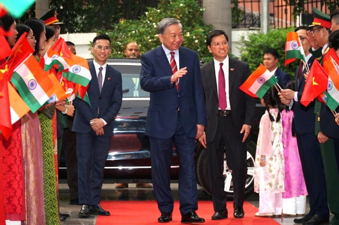 Vietnamese Party General Secretary and State President To Lam meets with the Vietnamese community in India during his state visit on May 5.
