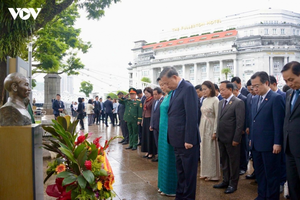 Party General Secretary and State President To Lam pays tribute to President Ho Chi Minh at the Asian Civilisations Museum in Singapore during his State visit and attendance at the Shangri-La Dialogue