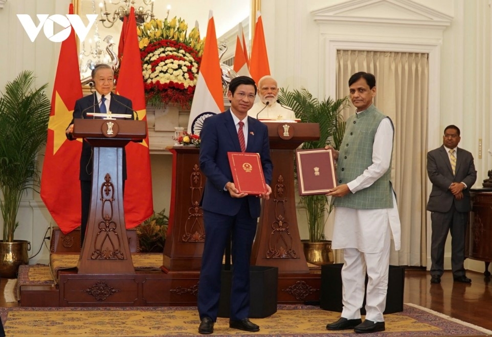 The two leaders witness the signing and exchange of multiple cooperation documents between the two sides