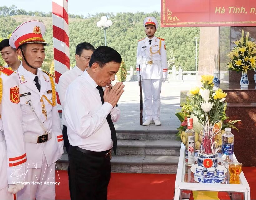 Permanent Member of the Party Central Committee Secretariat Tran Cam Tu pays solemn tribute to the nation's fallen heroes who fought bravely and sacrificed their lives in the fulfilment of their noble international duty at the ceremony in Ha Tinh province on May 25