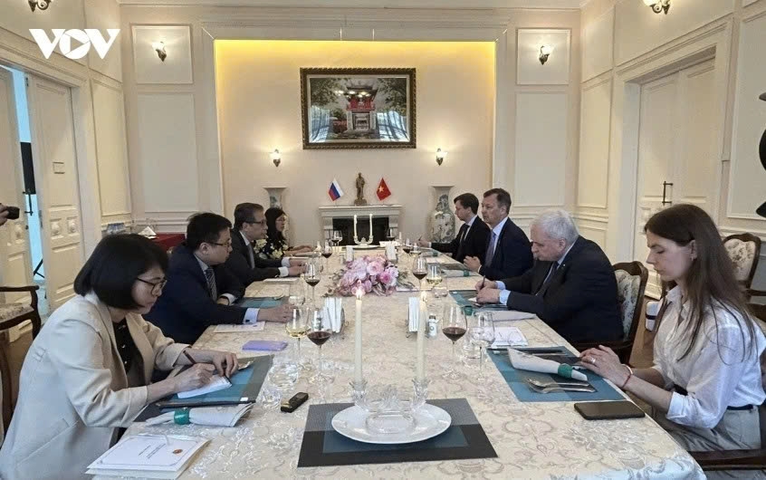 Vietnamese Ambassador to Russia Dang Minh Khoi and Russian Federation Council First Deputy Speaker Andrey Vladimirovich Yatskin during their meeting in Moscow on May 14