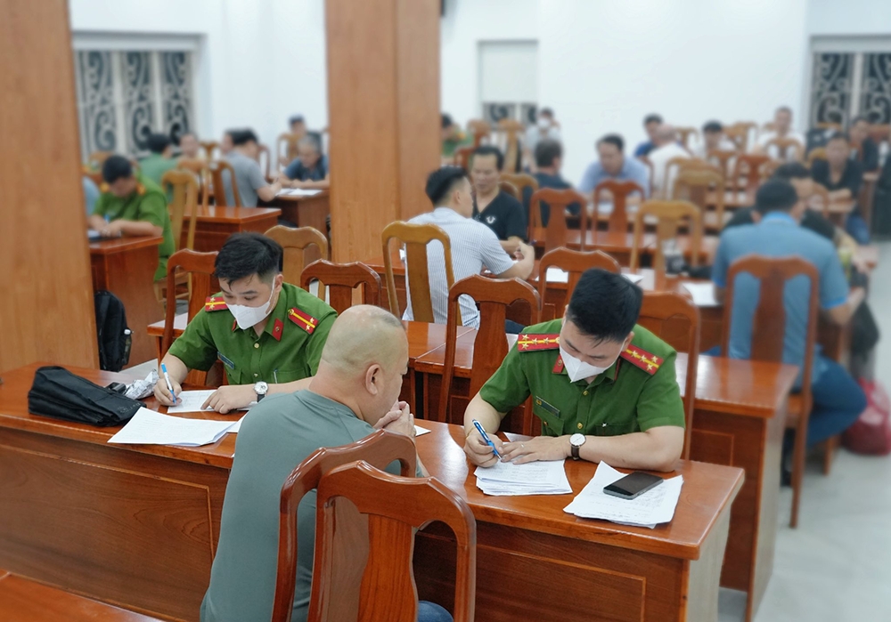 Police officers work with repatriated citizens (Photo: HCM City Police)
