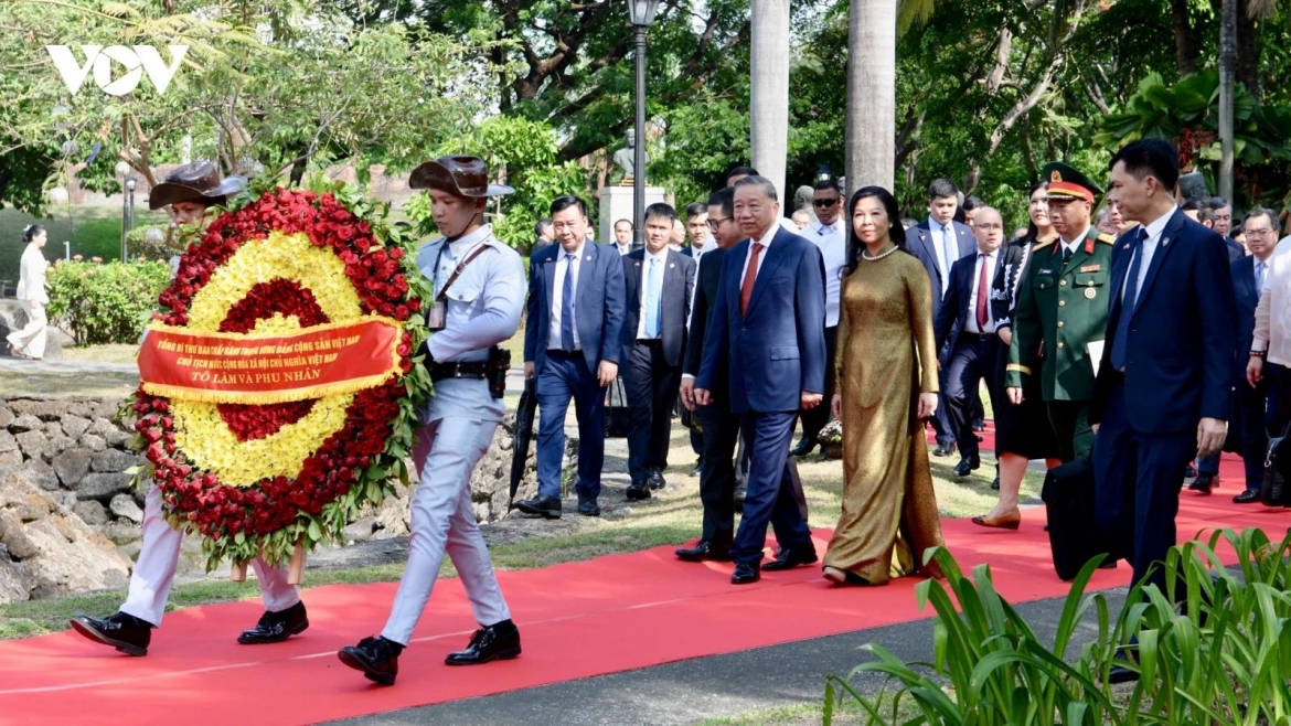 Party General Secretary and State President To Lam lays flowers at the Ho Chi Minh Monument in Manila’s ASEAN Garden during his State visit to the Philippines, highlighting peace, friendship and ASEAN solidarity