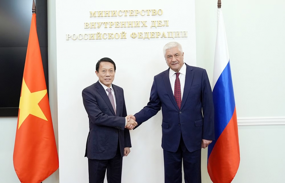 Vietnam’s Public Security Minister Luong Tam Quang (L) and Russia's Minister of Internal Affairs Vladimir Kolokoltsev shaking hands ahead of their talks in Moscow on May 26. (Photo: cand.com.vn)