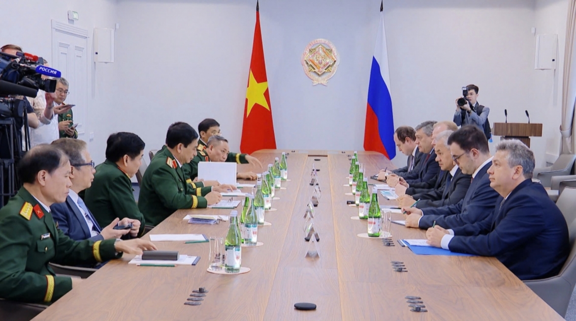 Vietnamese Minister of National Defence General Phan Van Giang and his delegation meet with General Sergei Shoigu, Secretary of the Security Council of Russian.