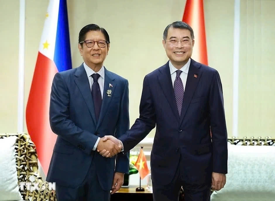 Vietnamese Prime Minister Le Minh Hung (R) and Philippine President Ferdinand Marcos Jr. during their meeting in Cebu on May 7, on the sidelines of the 48th ASEAN Summit. (Photo: VNA)