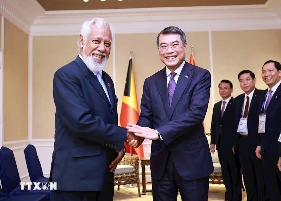 Vietnamese Prime Minister Le Minh Hung (R) meets Timor-Leste Prime Minister Xanana Gusmão in Cebu, the Philippines, on May 7, on the sidelines of the 48th ASEAN Summit. (Photo: VNA)