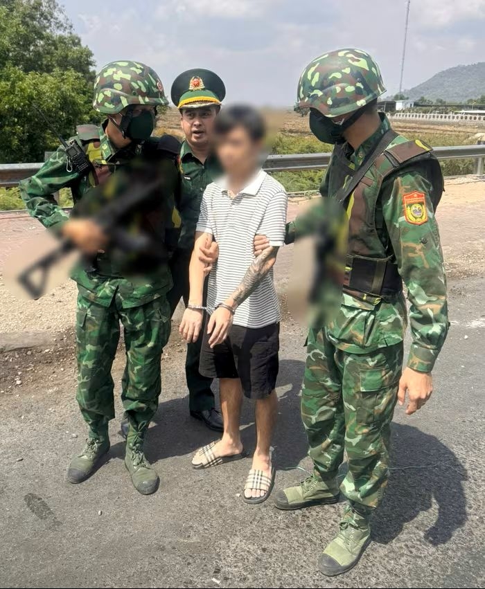 Trinh Quang Khai, wanted for intentionally inflicting bodily harm, is handed over to Ho Chi Minh City Police for further investigation (Photo: qdnd.vn)
