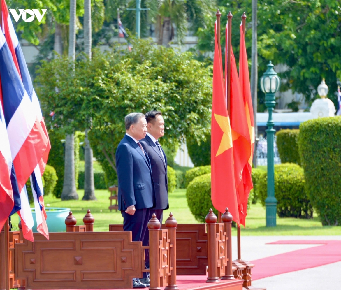 Thai Prime Minister Anutin Charnvirakul and his spouse host an official welcome ceremony for Party General Secretary and State President To Lam and his delegation at Government House in Bangkok on May 28.