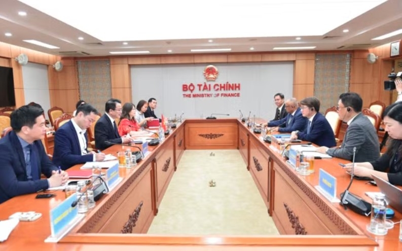 An overview of the working session between Deputy Finance Minister Tran Quoc Phuong and Kim Dongil, Director of ADB representing the Republic of Korea, Papua New Guinea, Sri Lanka, Taipei (China), Uzbekistan, Vanuatu and Vietnam. (Photo: Ministry of Finance)