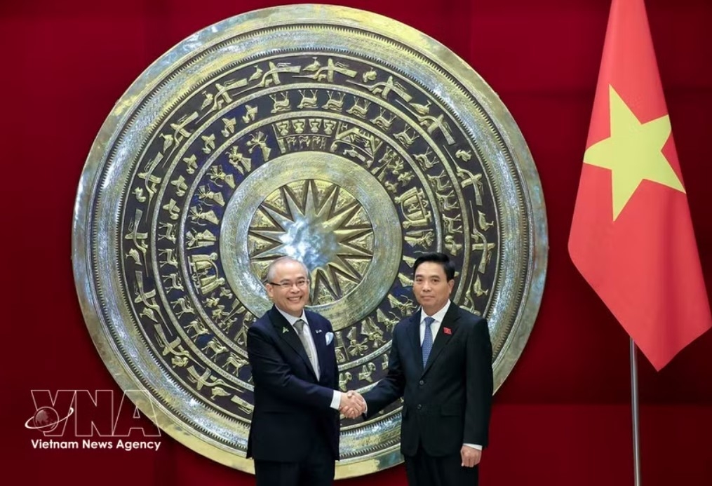 NA Vice Chairman Nguyen Doan Anh (R) and AIPA Secretary-General Chem Widhya. (Photo: VNA)