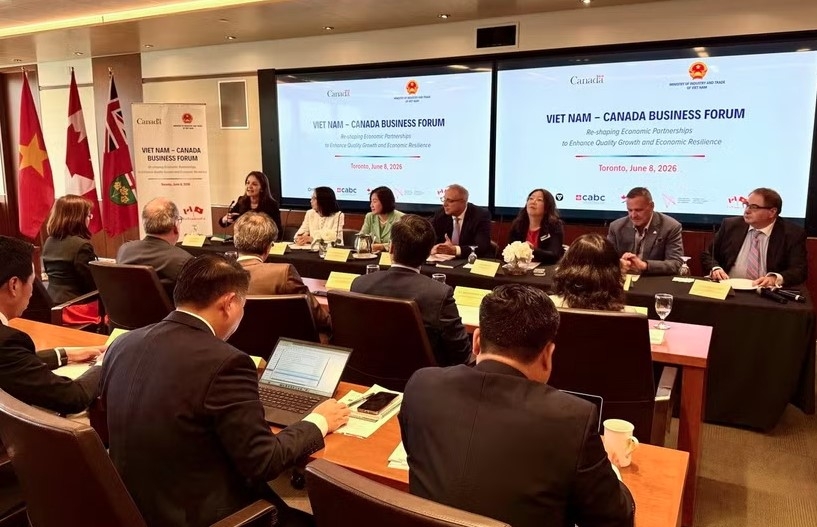 Representatives of Vietnamese and Canadian businesses attend the Vietnam-Canada Business Forum.
(Photo: VNA)
