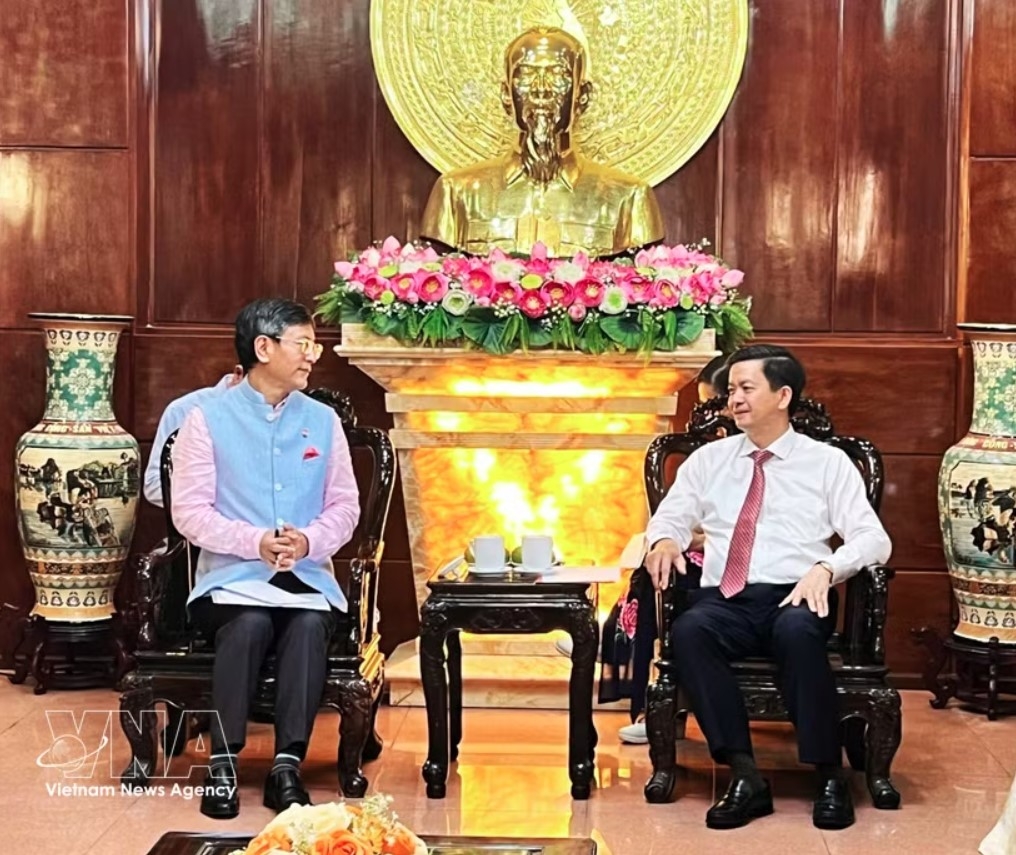 Secretary of the Can Tho municipal Party Committee Le Quang Tung (R) and Indian Ambassador to Vietnam Tshering Wangchuk Sherpa (Photo: VNA)