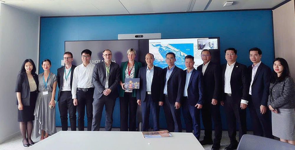 Da Nang officials and the leadership of Artelia, one of France’s leading engineering and infrastructure consulting groups, pose for a group photo after their meeting in Paris