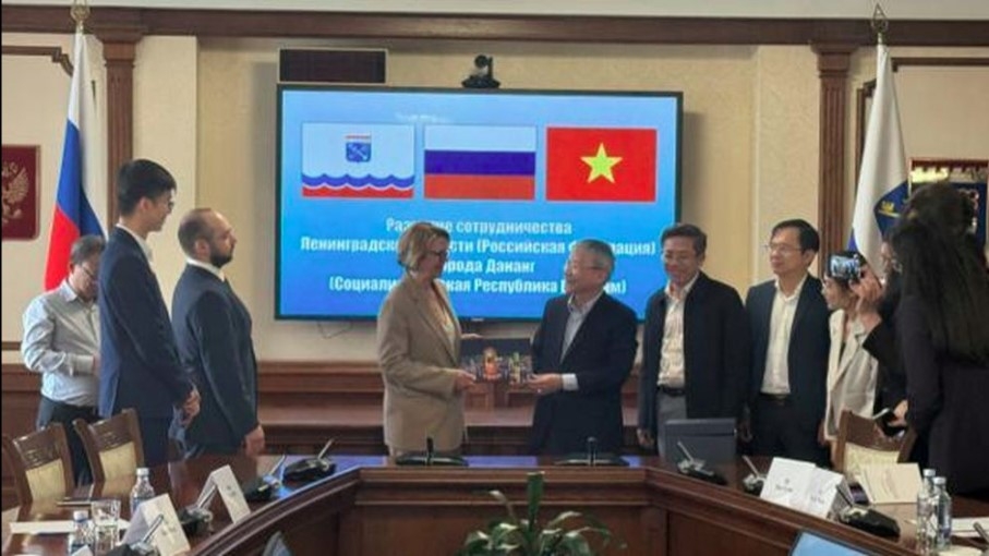 Nguyen Duc Dung, chairman of Da Nang municipal People's Council, presents gifts to Mikachenko Anastasia Viktorovna, chairwoman of the Committee for External Relations of the Leningrad Region. (Photo: baodanang.vn)