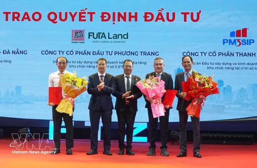 Da Nang People’s Committee Chairman Nguyen Manh Hung (second from left) presents investment policy approval decisions and investment registration certificates for three infrastructure projects in FTZ Zones 2, 3 and 4. (Photo: VNA)