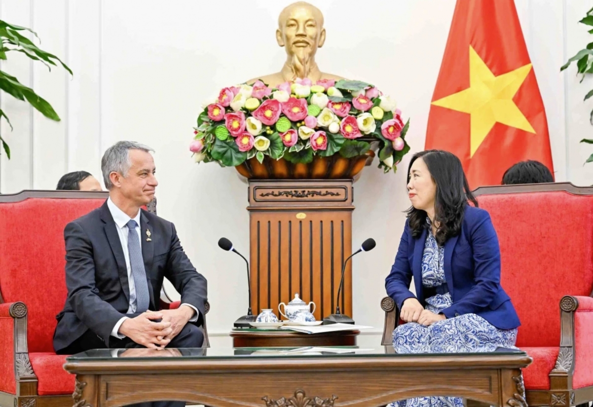 Deputy Foreign Minister Le Thi Thu Hang receives President of the French National Assembly's Committee on National Defence and Armed Forces Jean-Michel Jacques.