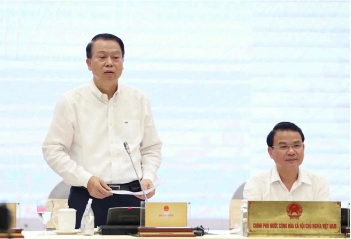 Deputy Minister of Finance Nguyen Duc Chi speaks at the event. (Photo: VGP)
