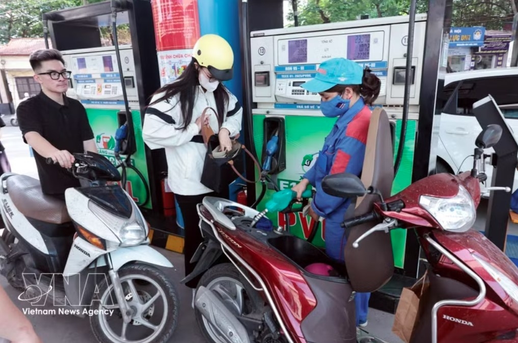 Customers purchase fuel at a PVOIL petrol station on June 1, 2026. (Photo: VNA)