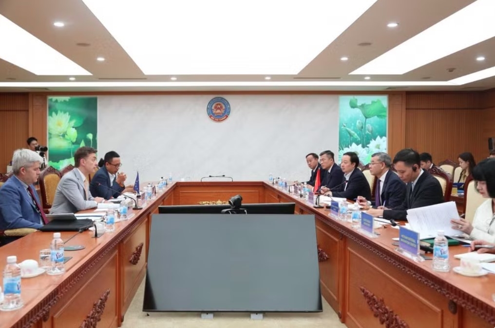 The meeting between Minister of Finance Ngo Van Tuan and Ambassador Julien Guerrier, head of the EU Delegation to Vietnam, on June 15 (Photo: thoibaotaichinhvietnam.vn)