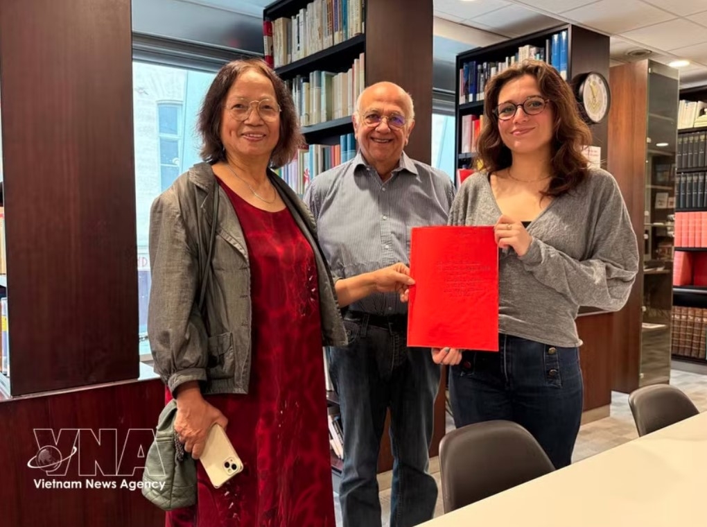 Cultural researcher Tran Thu Dung (left), Yonnel Ghernaouti, a member of the Executive Board of the French Institute for Masonic Studies, and Emma Lallemand, a librarian at the Grand Orient de France, pose with archival documents relating to Nguyen Ai Quoc. (Photo: VNA)