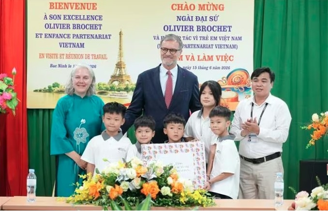 French Ambassador to Vietnam Olivier Brochet and his delegation present gifts to the Bac Ninh General Social Protection Centre (Photo: VNA)