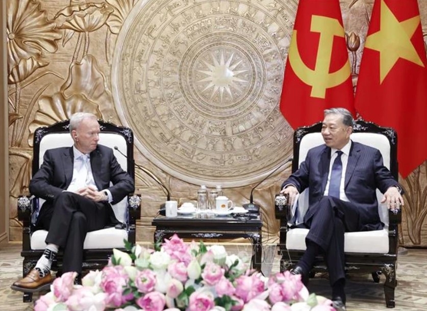 Party General Secretary and  State President To Lam welcomes former Google Chairman and CEO Eric Schmidt (Photo: VNA)