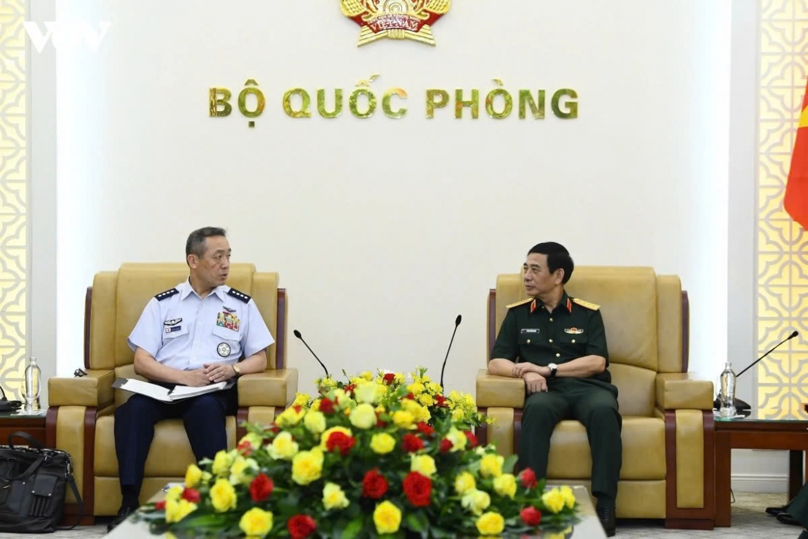 General Phan Van Giang (R), Minister of National Defence of Vietnam, and General Uchikura Hiroaki, Chief of Staff of the Japan Self-Defence Forces, during their meeting in Hanoi on June 2