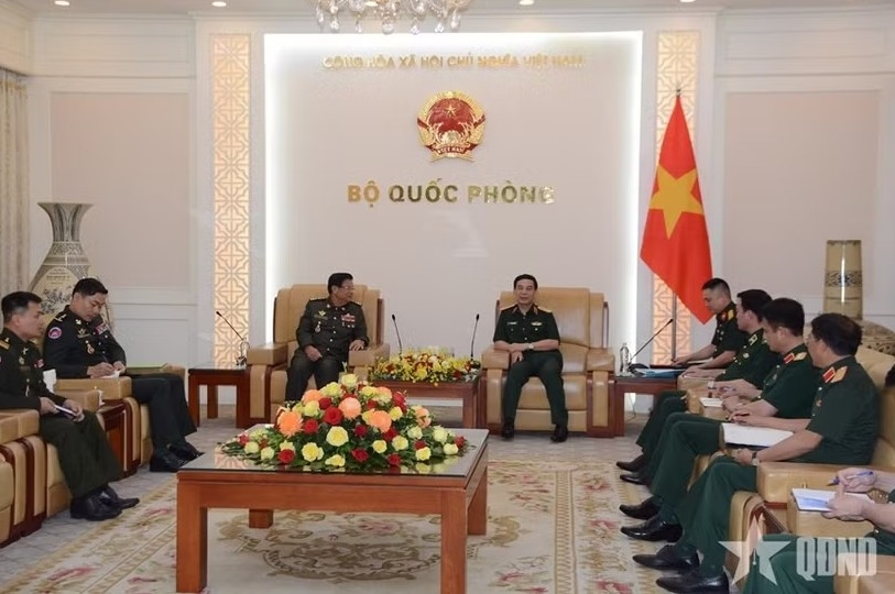 General Phan Van Giang, Politburo member, Deputy Prime Minister and Minister of National Defence, receives his Lao counterpart ( Photo: qdnd.vn)