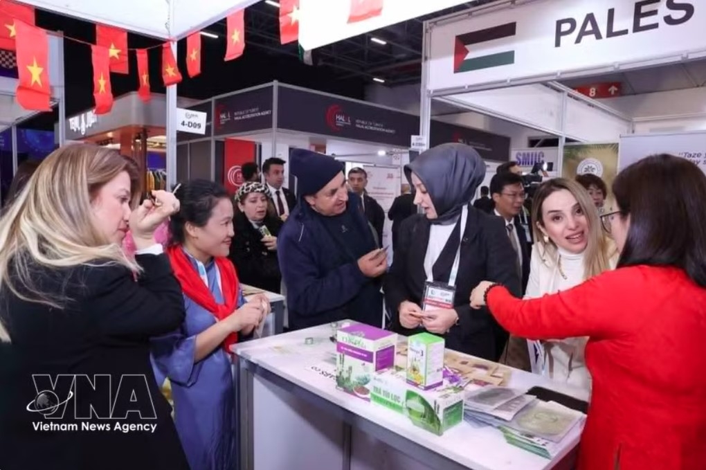 Delegates visit booths of Vietnamese cooperatives and enterprises at Halal Expo 2025. (Photo: VNA)