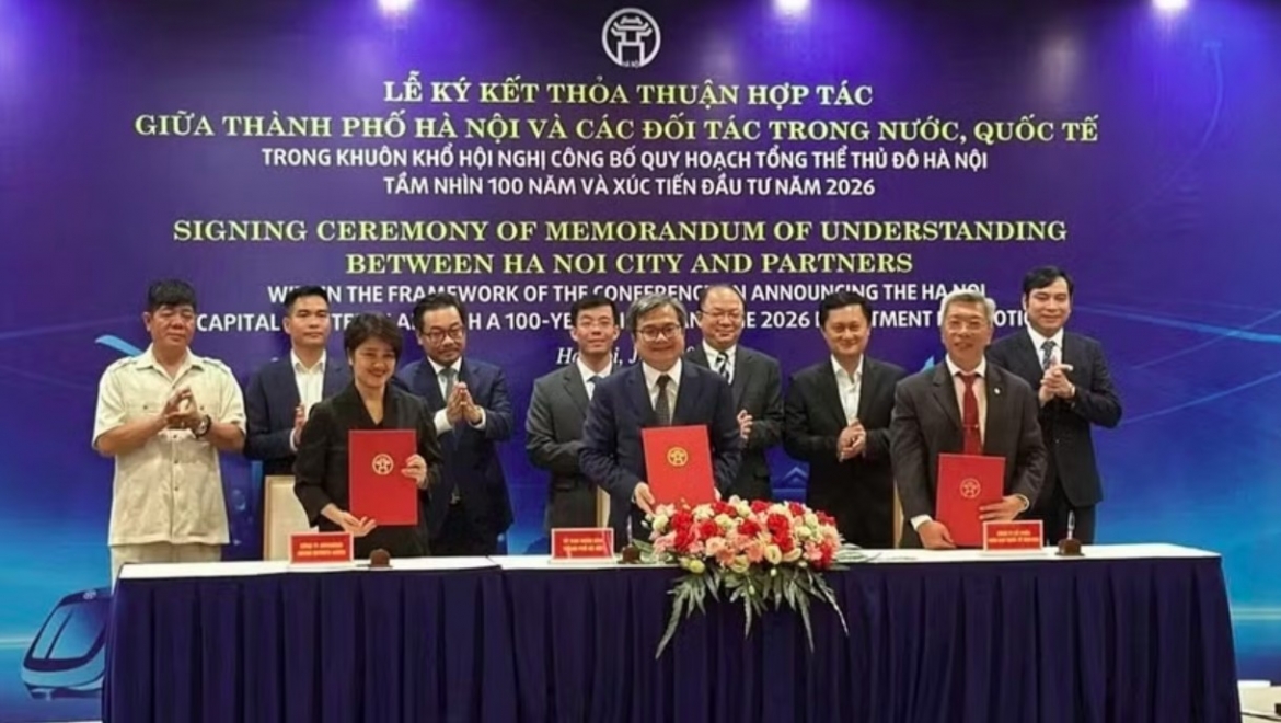 A memorandum of understanding is signed between the Hanoi People's Committee and AMD Vietnam Corporation, SunEdu Joint Stock Company, a member of SunElectronics Group, on cooperation in training and developing high-quality human resources. (Photo courtesy of the organising committee)