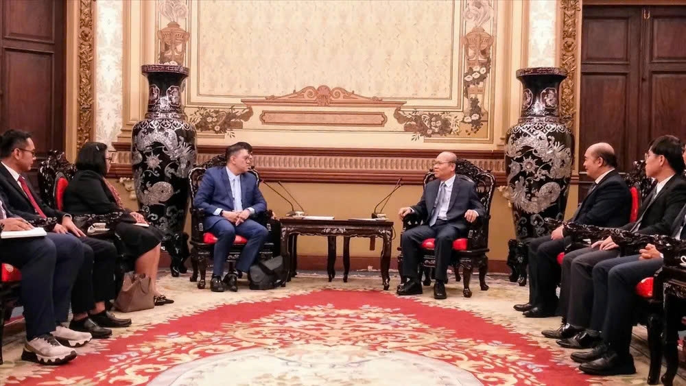 Tran Van Bay, vice chairman of the HCM City municipal People's Committee, (R) receives Dave Akbarshah Fikarno Laksono, vice chairman of the Indonesian House of Representatives Committee in charge of Foreign Affairs, Defense, and Communication at the meeting in Ho Chi Minh City on June 10. (Photo: sggp.org.vn)