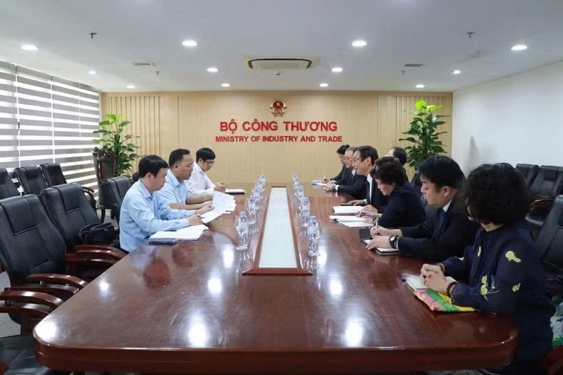 The working session between Deputy Minister of Industry and Trade Nguyen Hoang Long and IKC Representative Director and Executive Vice President Atsuhiko Hirano in Hanoi on June 12 (Photo: Vietnamese Ministry of Industry and Trade)