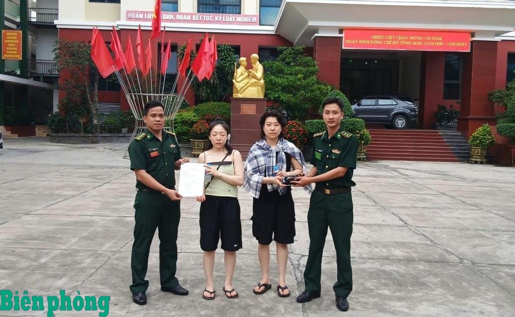 RoK tourists recover lost wallet and important documents in Khanh Hoa. (Photo: bienphong.com.vn)