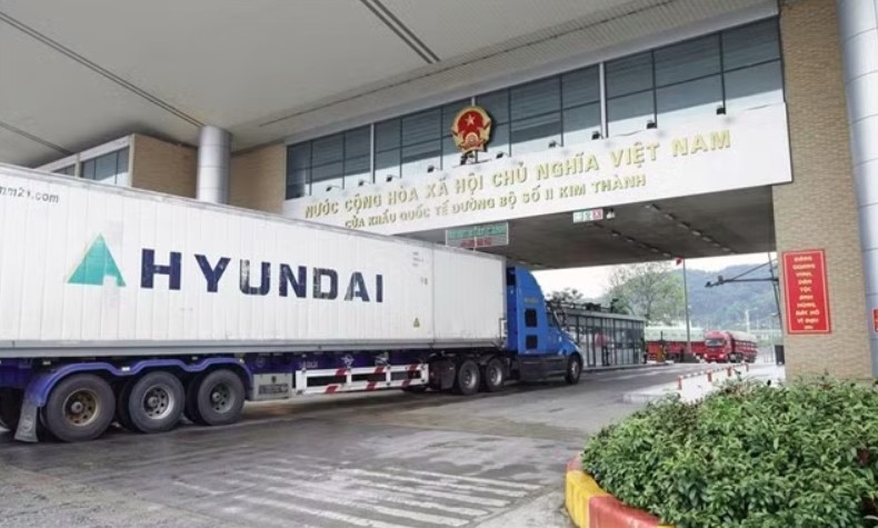 Trucks carrying fresh lychees for export clearing customs at Kim Thanh Road International Border Gate II. (Photo: baobacninhtv.vn)