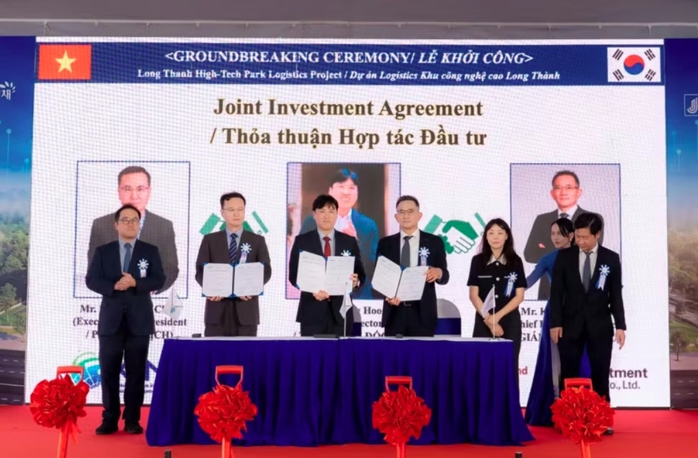 Korea Overseas Infrastructure &amp; Urban Development Corporation (KIND) poses for a commemorative photo after attending the groundbreaking ceremony for the Advanced Smart Logistics Center development project and the signing ceremony for a memorandum of understanding (MOU) at the Advanced Industrial Complex in Amata City Long Thanh in Long Thanh, Dong Nai City, Vietnam, on May 28 (local time). (Photo courtesy of KIND)
