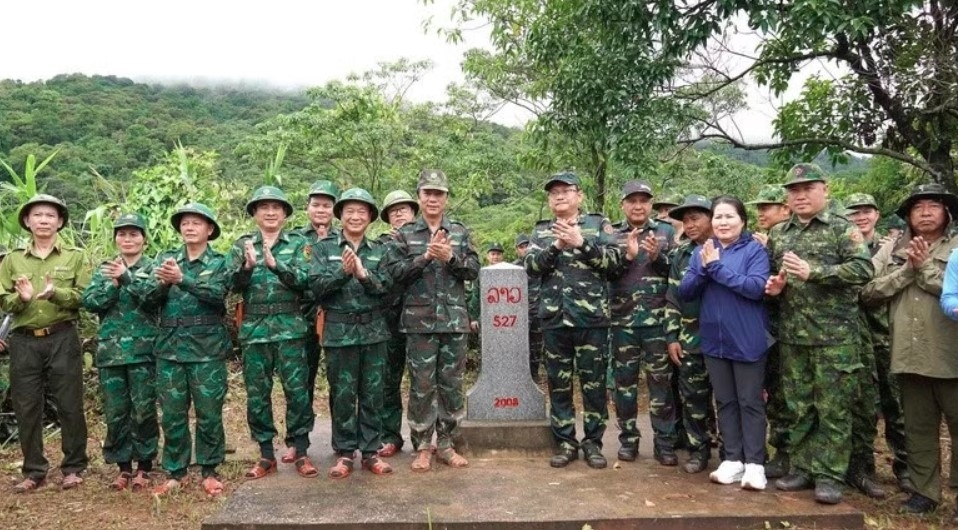 Border guards from Quang Tri and Khammouane provinces in the joint patrol (Photo: baochinhphu.vn)