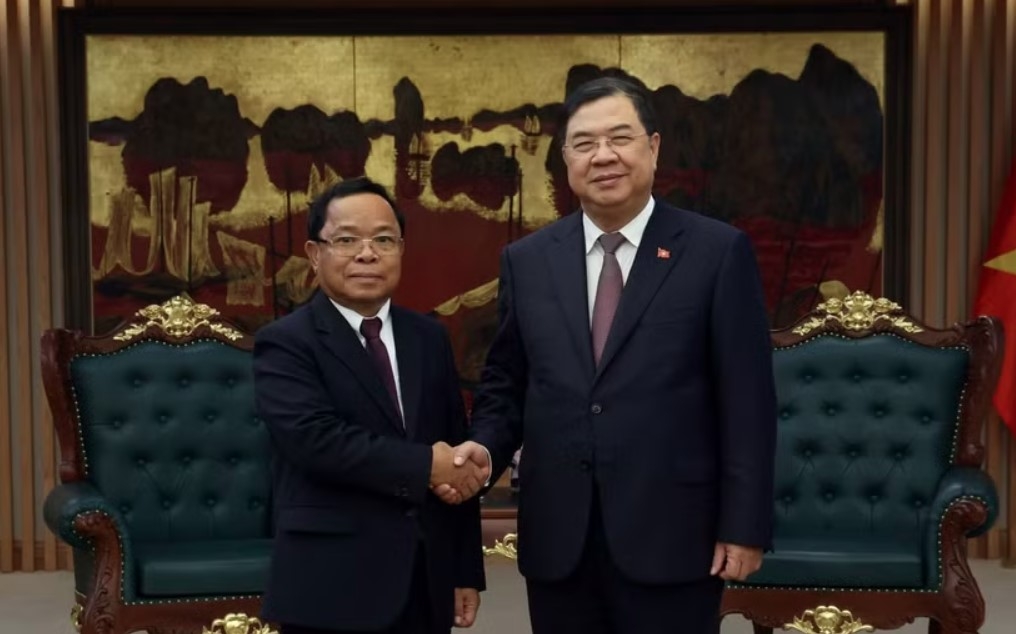 Permanent Deputy Prime Minister Pham Gia Tuc (R) welcomes Lao Deputy Prime Minister and Minister of Justice Khamphan Phommathat in Hanoi on June 15. (Photo: baochinhphu.vn)