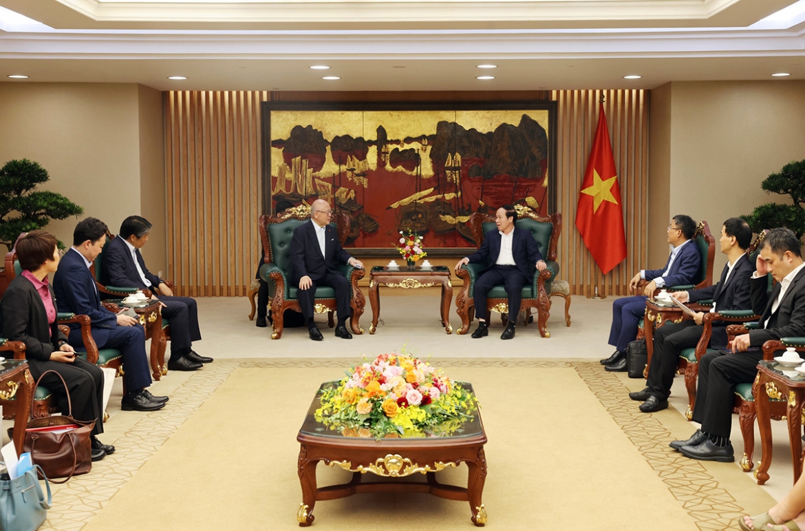 Vietnamese Deputy Prime Minister Le Tien Chau and Japan–Vietnam Parliamentary Friendship Alliance Special Advisor Takebe Tsutomu, during their meeting in Hanoi on June 26. (Photo: VGP)