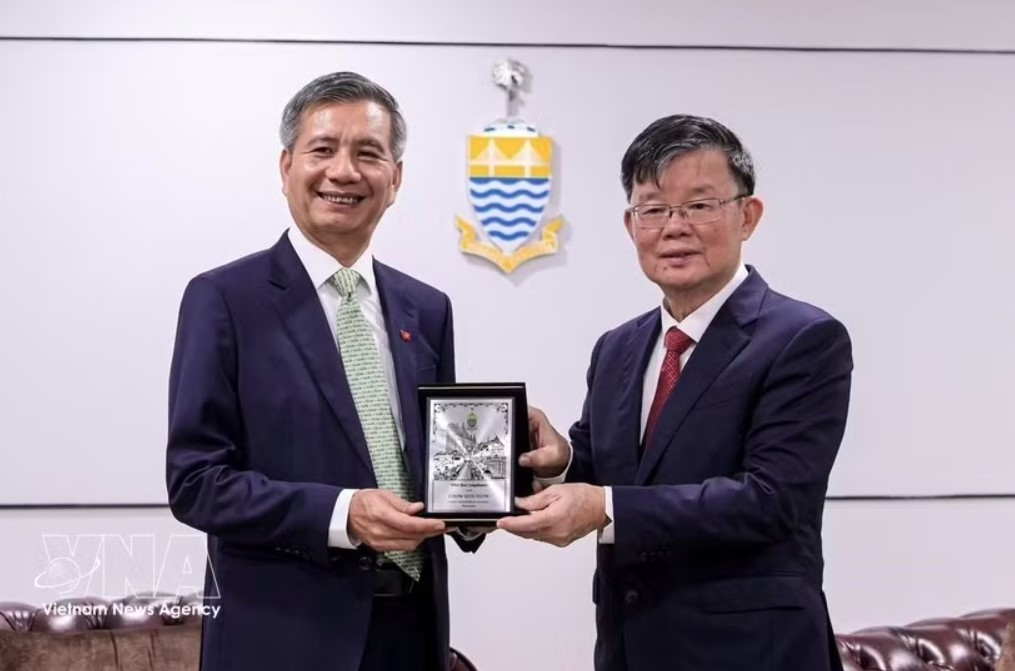 Vietnamese Ambassador Dinh Ngoc Linh (left) and Penang Chief Minister Chow Kon Yeow at their meeting in Penang, Malaysia. (Photo: VNA)