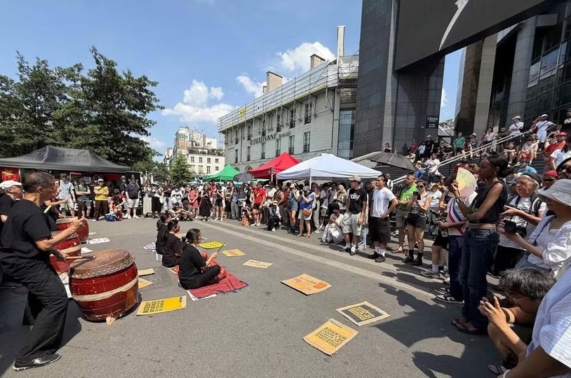People take part in th march calling for justice for victims of Agent Orange and chlordecone at Bastille Square in Paris. (Photo: VNA)