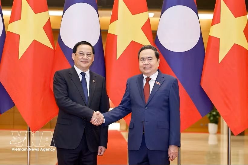Vietnamese National Assembly Chairman Tran Thanh Man (R) and Lao Prime Minister Sonexay Siphandone (Photo: VNA)
