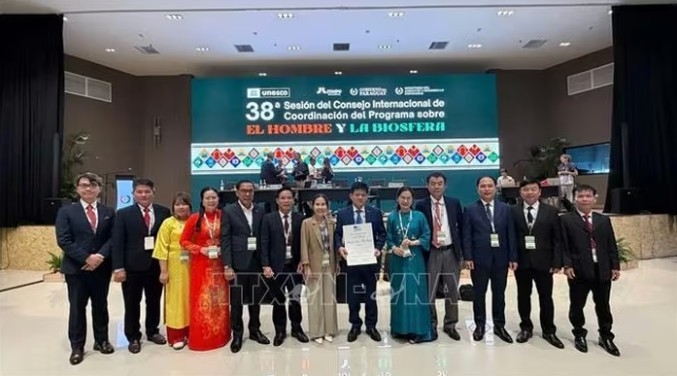 Leaders of Quang Tri province and the Phong Nha-Ke Bang National Park Management Board receive the certificate recognising Phong Nha-Ke Bang as a World Biosphere Reserve. (Photo: VNA)
