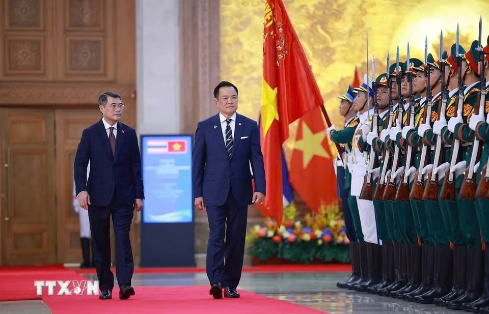 Vietnamese Prime Minister Le Minh Hung (L) and Thai Prime Minister Anutin Charnvirakul review the guard of honour during the welcoming ceremony in Hanoi on June 8. (Photo: VNA)