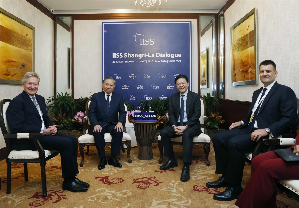 Party General Secretary and State President To Lam and Singapore Prime Minister Lawrence Wong attend the 23rd Shangri-La Dialogue. (Photo: Thong Nhat/VNA)