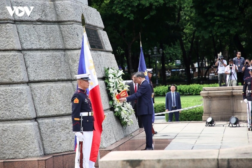 Party General Secretary and State President To Lam lays flowers at the Jose Rizal Monument in Manila