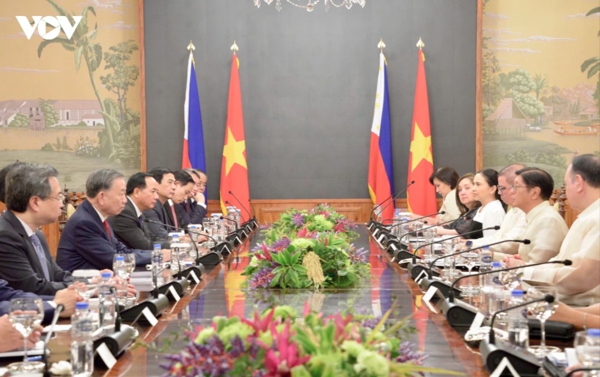 Party General Secretary and State President To Lam and Philippine President Ferdinand Romualdez Marcos Jr. lead their respective high-level delegations at state-level talks in Manila.