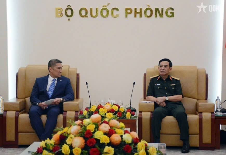 General Phan Van Giang (R) , Deputy Prime Minister and Minister of National Defence of Vietnam, and Acting Secretary of the US Navy Hung Cao during their meeting in Hanoi on June 22, 2026. (Photo: PANO)