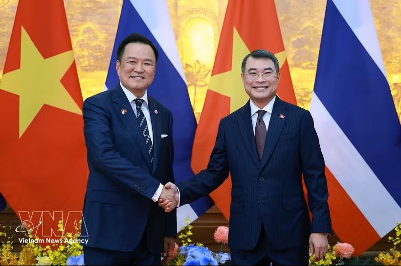 Prime Minister Le Minh Hung (R) and his Thai counterpart Anutin Charnvirakul. (Photo: VNA)