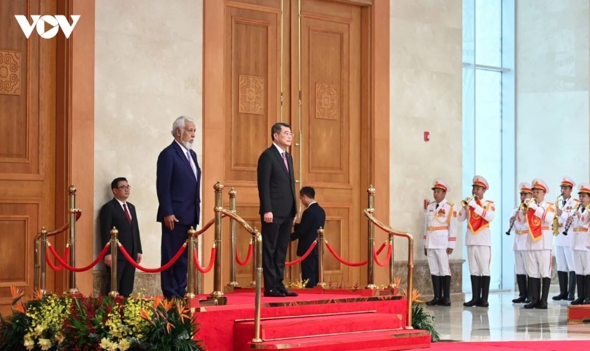 Vietnamese Government chief  Le Minh Hung and Timor-Leste Prime Minister Kay Rala Xanana Gusmão stand on the ceremonial platform.
